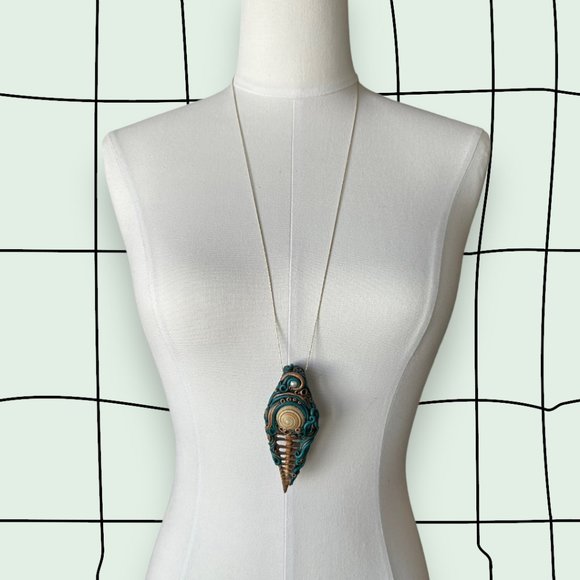 Handmade Embellished Shell Pendant - Picture 4 of 4